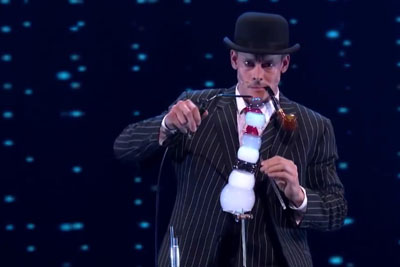 Magician Denis Lock Performs Outstanding Bubble Blowing Skills Magician Denis Lock Performs Outstanding Bubble Blowing Skills