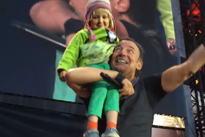 Bruce Springsteen Invited This 4-Year-Old Girl To Join Him On Stage - This Is Totally Priceless Bruce Springsteen Invited This 4-Year-Old Girl To Join Him On Stage - This Is Totally Priceless