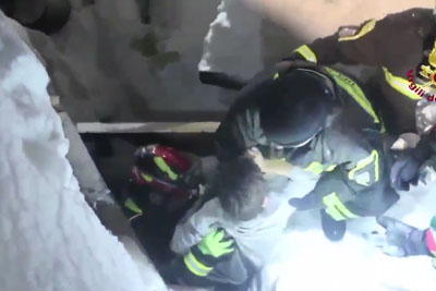 Italian Firefighters Saving 3 Kids Buried Under The Snow 2 Days After An Avalance Italian Firefighters Saving 3 Kids Buried Under The Snow 2 Days After An Avalance