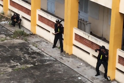 Amazing Vietnamese Swat Team Has Unique Way Of Scaling a Wall Amazing Vietnamese Swat Team Has Unique Way Of Scaling a Wall