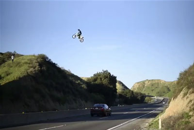 VIDEO: Daredevil Dirt Bike Rider Jumps Across Busy Highway In California VIDEO: Daredevil Dirt Bike Rider Jumps Across Busy Highway In California