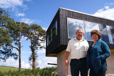 VIDEO: Couple Lived For 9 Years In A Caravan To Save Money For Their Dream House VIDEO: Couple Lived For 9 Years In A Caravan To Save Money For Their Dream House