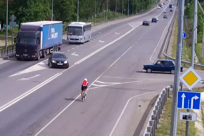Volkswagen Patiently Waits For The Bicycle To Get Closer, Then Something Shocking Happens Volkswagen Patiently Waits For The Bicycle To Get Closer, Then Something Shocking Happens