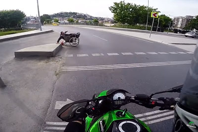Motorcyclist Saw The Disabled Man Fall On The Road, His Next Move Is Going Viral Motorcyclist Saw The Disabled Man Fall On The Road, His Next Move Is Going Viral