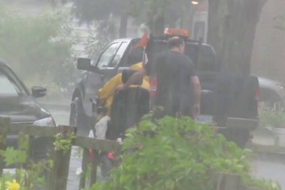 Good Samaritan Caught During The Act Of Kindness In Thunderstorm, His Action Is Going Viral Good Samaritan Caught During The Act Of Kindness In Thunderstorm, His Action Is Going Viral