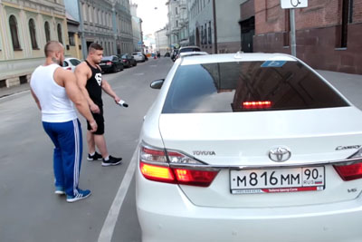 They Didn't Want To Move Their Cars, Then Group Of Bodybuilders Came By They Didn't Want To Move Their Cars, Then Group Of Bodybuilders Came By