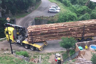 Truck Driver Nailed Sharp Turn, His Driving Skills Impressed The World Truck Driver Nailed Sharp Turn, His Driving Skills Impressed The World