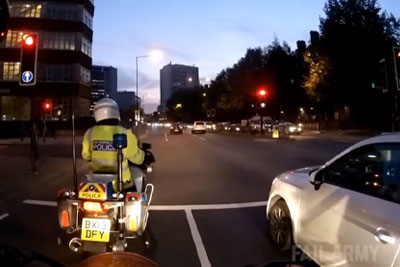 Driver Jumps Red Light Right Next To Police Officer On A Bike, Recives Instant Karma Driver Jumps Red Light Right Next To Police Officer On A Bike, Recives Instant Karma