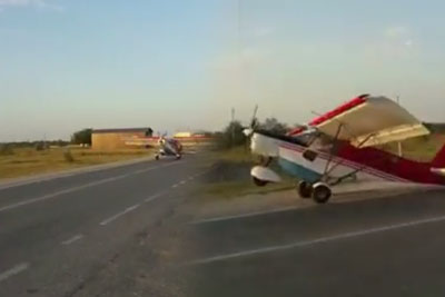 Ruski pilot je vzletal kar sredi ceste, nato je sledilo nepričakovano