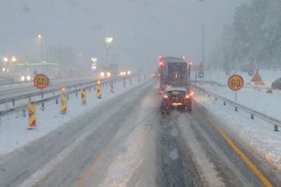 Zapis jeznega tovornjakarja ob preteklem snegu obkrožil Slovenijo. Mu da kdo prav?
