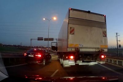 Poljak s tovornjakom vozilu zaprl pot, nato je dobil lekcijo