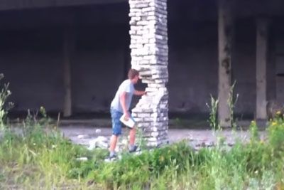 Z opeko v rokah je porušil stavbo, ruševinam se je izognil za las