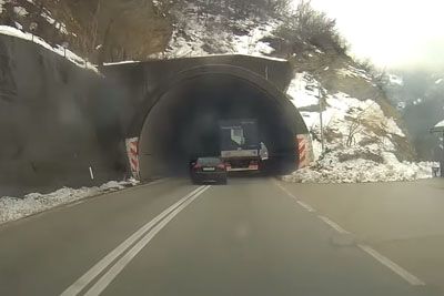 VIDEO: Kakšno neumno prehitevanje! Voznik z Audijem šokiral celotno regijo...