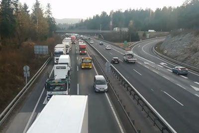 VIDEO: To so ob petkovi prometni nesreči pri Brezovici počeli vozniki