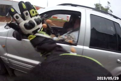 Jeznemu vozniku popustili živci: V motorista je začel metati jajca!