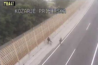 VIDEO: Šok za voznike pri Ljubljani: Dva migranta po avtocesti kar s kolesom!