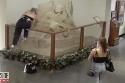 Mladenki zgrozili svet: Na Havajih sta uničili znamenito peščeno skulpturo