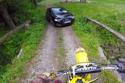 Na motorju je bežal pred policisti v civilu, dramo je posnel na kamero