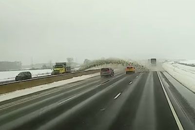 Snežni plug povzročil nesrečo na drugi strani avtoceste
