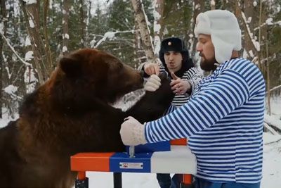 Nor posnetek iz Rusije: Moški polagajo roke proti medvedu!