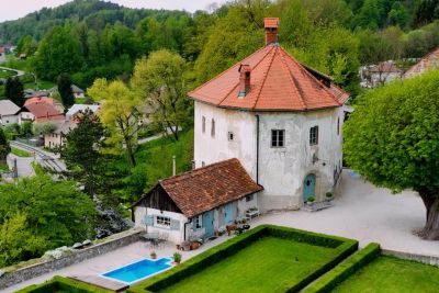 VIDEO: Dom sta si Slovenca ustvarila v 600 let stari trdnjavi nad Kamnikom