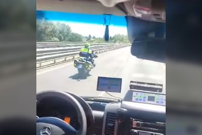 Ljubljanski policist na motorju opazil reševalce: Tako jim je pomagal ob zastoju!