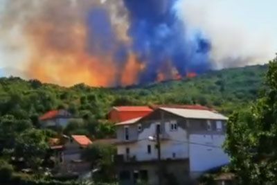 VIDEO: Piloti hrvaških letal brez počitka: Tako požar gasijo v bližini Splita!