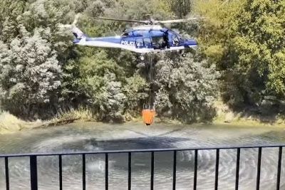 VIDEO: Tako je na Krasu vodo zajemal slovenski policijski helikopter