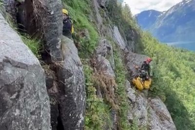 Na gori odstranili ogromno skalo, da bi bila pot pod njo bolj varna