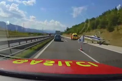 Gasilci objavili posnetek nujne vožnje, ko je na avtocesti pristalo letalo