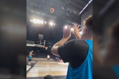 VIDEO: Luka Dončić iz sedečega položaja vrgel žogo in zadel nemogoč koš