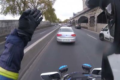 Policisti na motorju pospremili reševalno vozilo skozi gnečo v Parizu