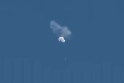 Ameriški reaktivec sestrelil kitajski balon: Takšen prizor so posneli na nebu!