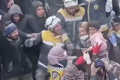 VIDEO: Ganljiv prizor iz Sirije: Izpod ruševin po 40 urah rešili tri otroke!