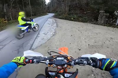 VIDEO: Slovenec z motorjem bežal po gozdu: Lovil ga je policist na motorju!