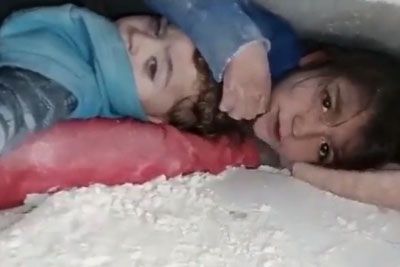 Ganljiv prizor iz Sirije: Deklica med ruševinami 36 ur ščitila mlajšega bratca!