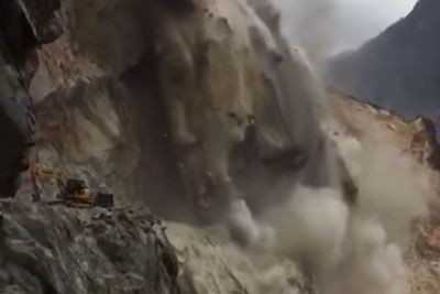 VIDEO: Grozljiv podor skalovja v Indiji, kjer so gradili gorsko cesto