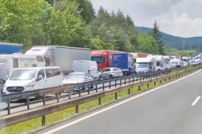 VIDEO: Kolaps na primorski avtocesti: Vozniki peljali kar v nasprotno smer!