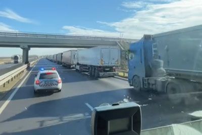 Tovornjakar nasmejal s posnetkom, ko so ga na avtocesti kaznovali policisti