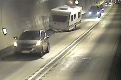 VIDEO: Vozniki na slovenskih avtocestah izgubili gume, prikolice, in stole