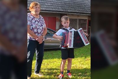 Slovenijo navdušil mali Gal: Prisluhni, kako je zaigral na harmoniko!