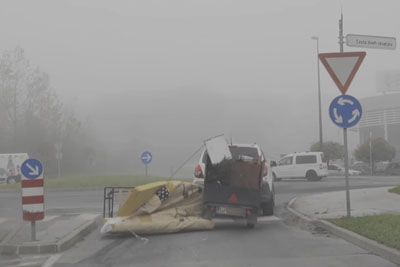 VIDEO: Slovenski voznik izgubil tovor na prikolici: Mirno je nadaljeval z vožnjo!
