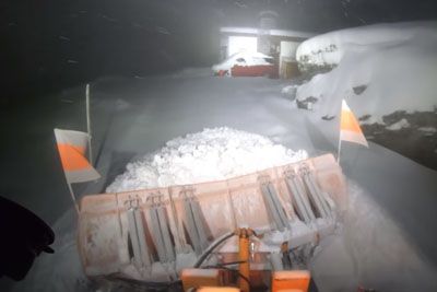 VIDEO: Avstrijec s tovornjakom plužil ceste, ko je zapadlo 40 centimetrov snega