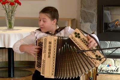 13-letna Mia nastopila z diatonično harmoniko: Zaigrala je uspešnice Avsenika!