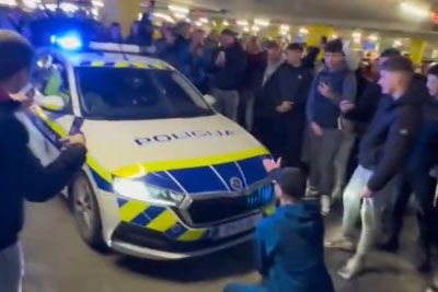 VIDEO: Predrzna mladina v Ljubljani: Obkolili so policiste, nato so jih pregnali!