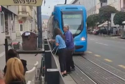 Voznica v Zagrebu ustavila tramvaj: Slepemu paru je pomagala prečkati cesto!