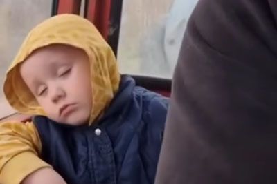 Posnetek zaspanega dečka z dedkom v traktorju: Prizor, ki je raznežil Črno goro!