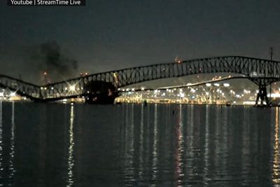 VIDEO: Kamera posnela tragedijo: Tovorna ladja trčila v most in ga porušila!