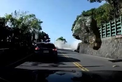 VIDEO: Grozljiv prizor na Tajvanu: Med potresom na vozila padale skale!