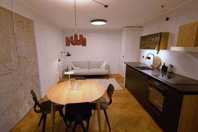 Prenovili so majhno stanovanje v starem bloku v Ljubljani: Notranjost, ki navdušuje!